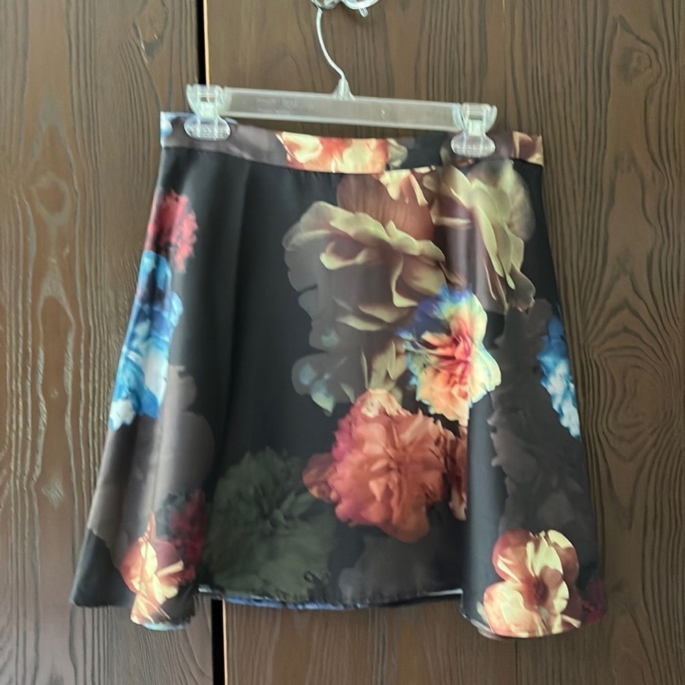 Club Monaco Silky Dark Brown/ Black Skirt With Beautiful Flowers. Size 8
